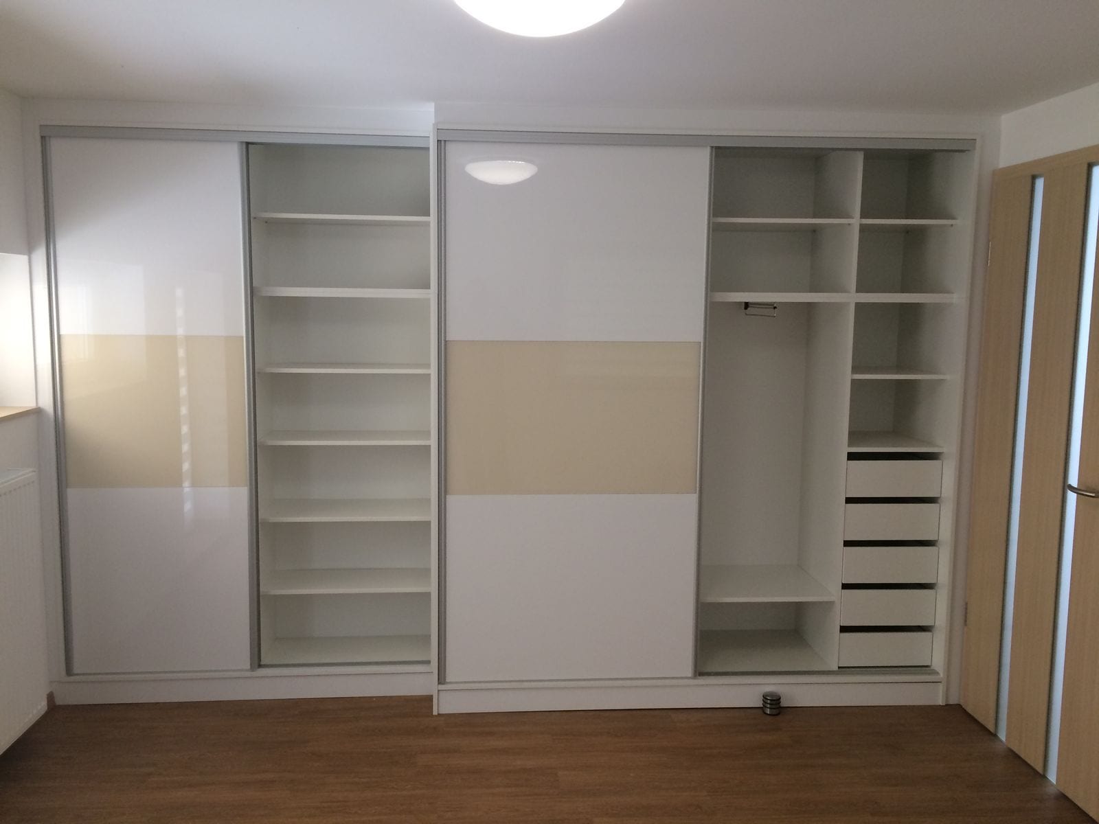 Beépített szekrény belseje: polc, akasztórúd, fiók