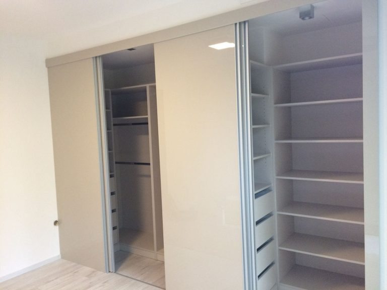 Beépített szekrény nyitott belsővel