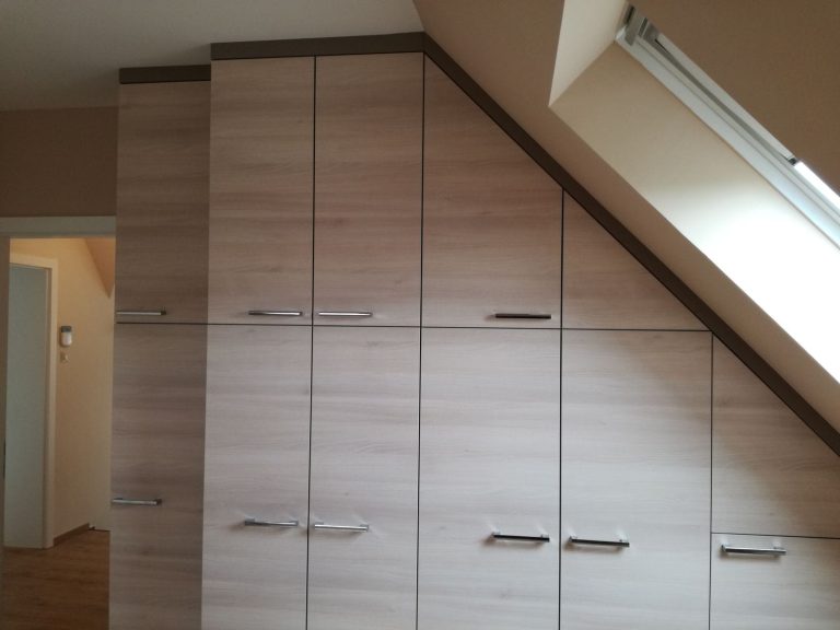Beépített szekrény tetőtérben, nyílóajtóval
