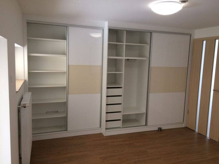 Beépített szekrény nyitott belsővel, tolóajtóval