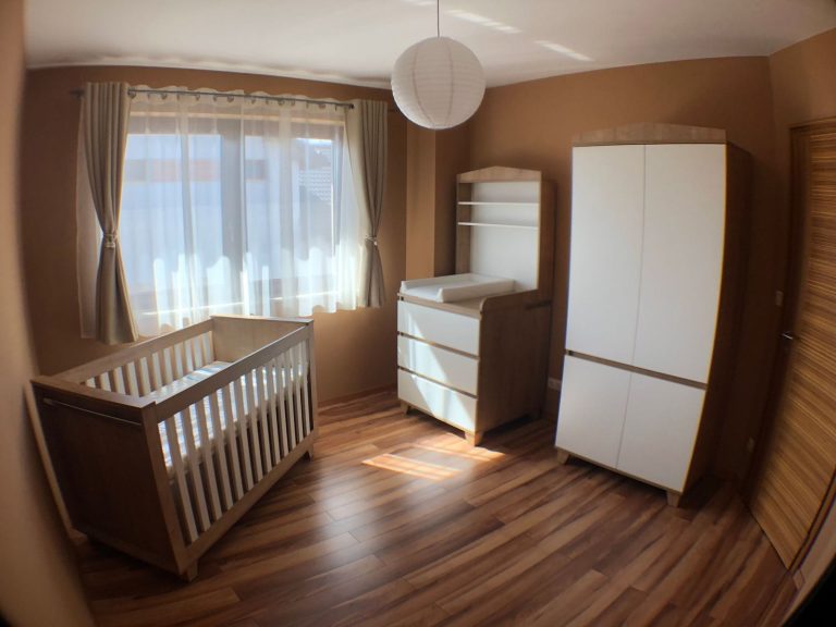 Egyedi gyerekbútor babaszobába, beépített szekrénnyel