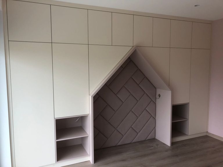 Egyedi gyerekbútor beépített szekrénnyel