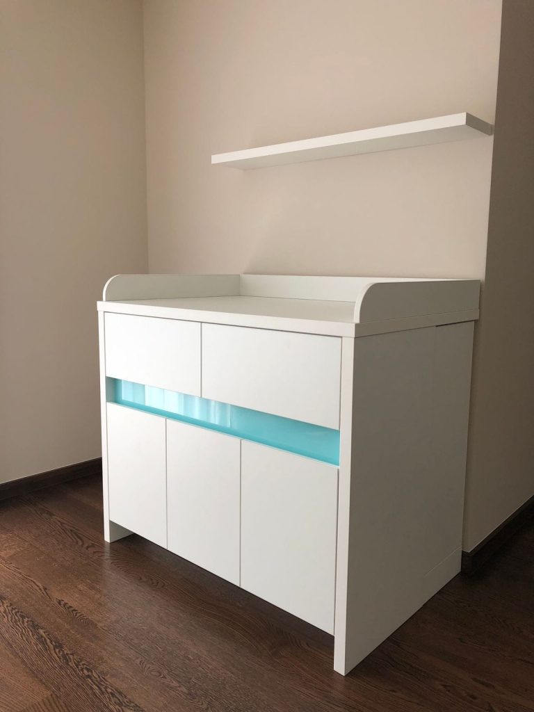 Egyedi gyerekbútor babaszobába, beépített szekrénnyel