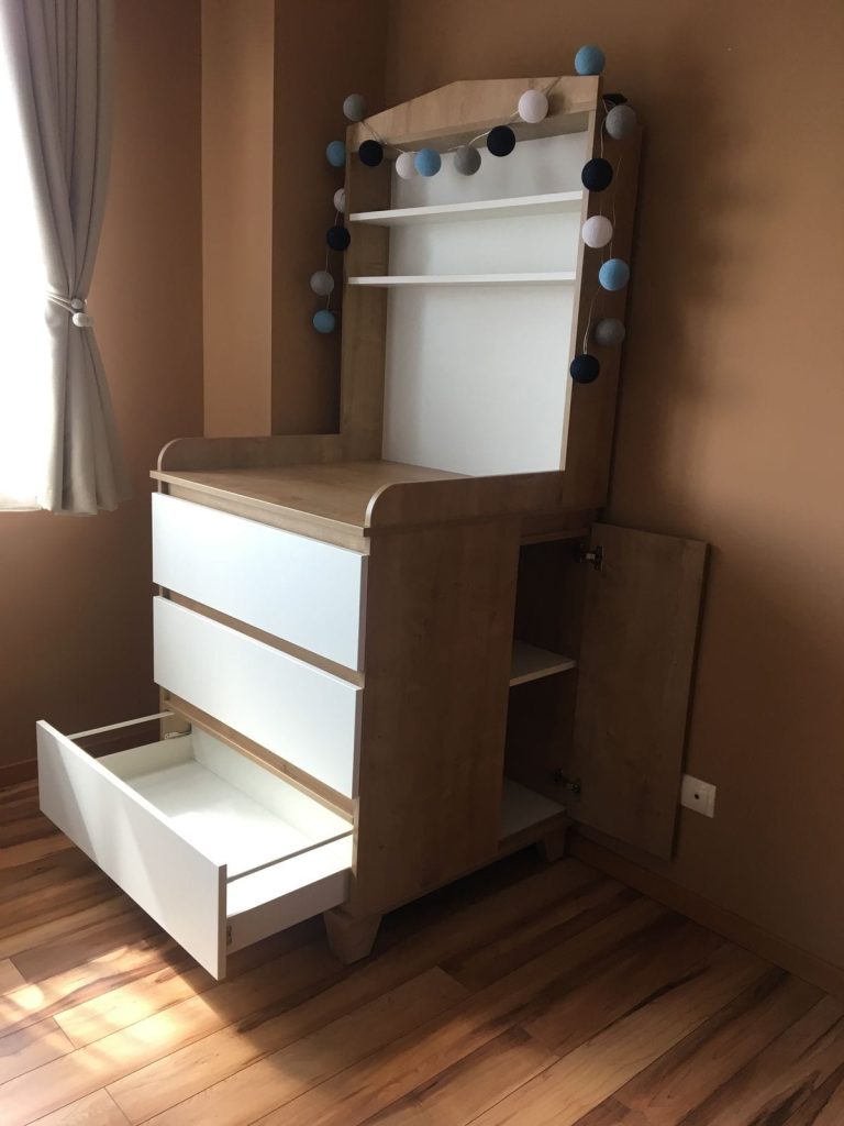 Egyedi gyerekbútor beépített szekrénnyel